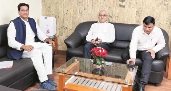 बीएसपी के डीआईसी से मिले विधायक देवेंद्र यादव