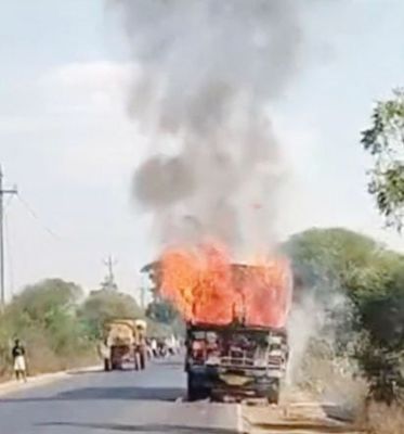 चावल भरे ट्रक में आग