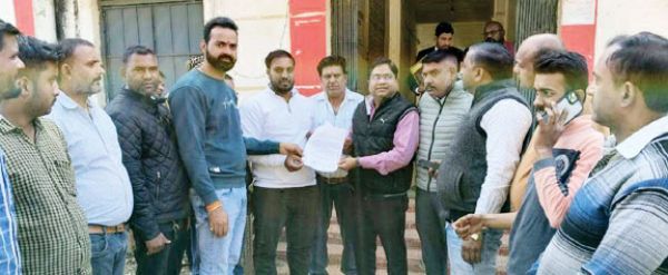 एनएच-343 की बदहाल सडक़, धरना-प्रदर्शन व चक्काजाम करने सौंपा ज्ञापन