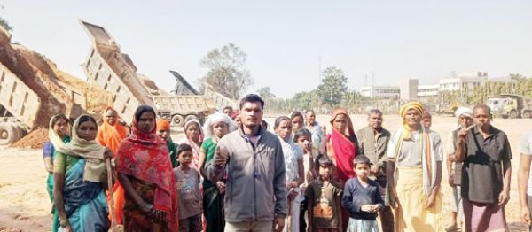 फर्जी ग्रामसभा के आधार पर अडानी ने खोला खदान, आधी जमीन खोदने के बाद भी नहीं मिला मुआवजा-आरोप