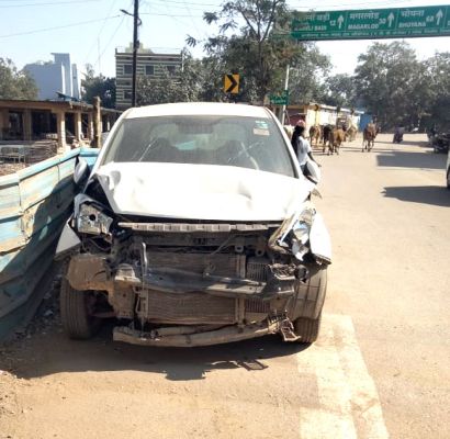 तेज रफ्तार कार ने खड़ी गाड़ी  को मारी टक्कर, उड़े परखच्चे