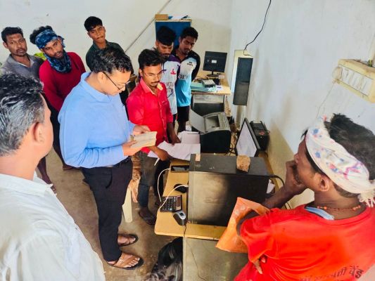 कलेक्टर का धान खरीदी केंद्रों का औचक निरीक्षण