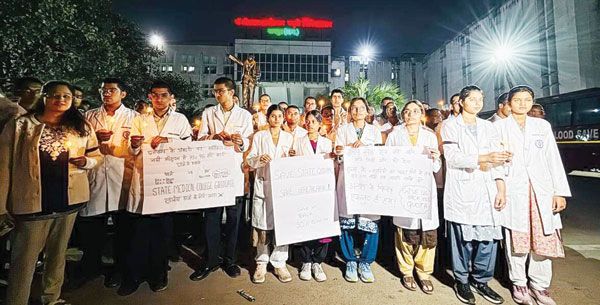 मेडिकल पीजी: राज्य के कोटा में कटौती के विरोध में महंत-बैज से मिले एमबीबीएस छात्र