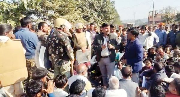 कब्जा हटाने की कार्रवाई पर बवाल ग्रामीणों ने मुख्य सडक़ पर लगाया जाम