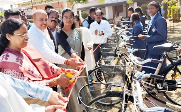 60 छात्राओं को मिली साइकिल