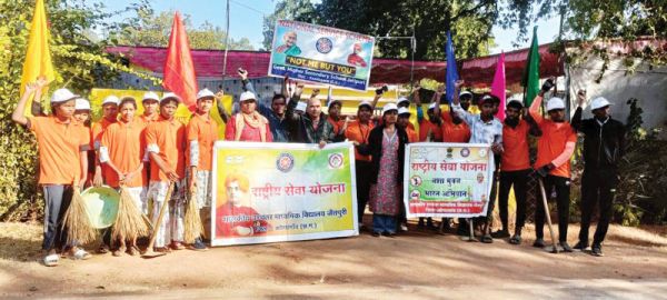 एनएसएस विशेष शिविर में स्वयं सेवक नुक्कड़ नाटक से फैला रहे नशा मुक्ति जागरूकता