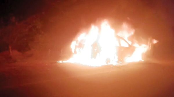 चलती कार में लगी आग, कूदकर बचाई जान