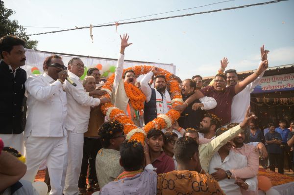 कांग्रेस जिलाध्यक्ष का तुमगांव में पुष्पवर्षा कर स्वागत