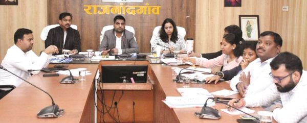 जिला व शहर विकास के लिए अफसर करें प्रतिबद्धता से कार्य- कलेक्टर