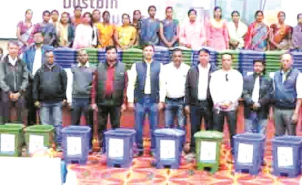 एनटीपीसी लारा ने स्कूल, आंगनबाड़ी, अस्पताल व पब्लिक प्लेस में किया डस्टबिन वितरित