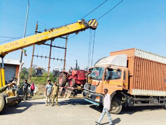 अनियंत्रित ट्रक ने ट्रेलर को मारी ठोकर, बड़ा हादसा टला