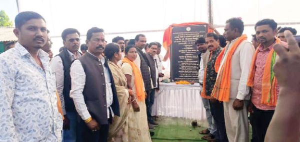  105.72 लाख के विकास  कार्यों का भूमिपूजन