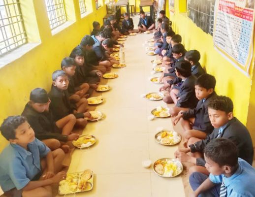 प्रधान अध्यापक के जन्मदिन पर स्कूली बच्चों को न्योता भोज