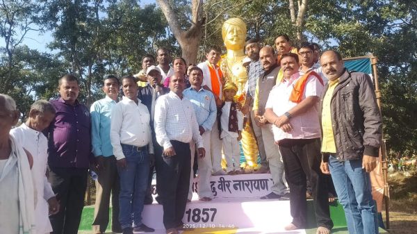 शहीद वीर नारायण सिंह की प्रतिमा पर विधायक ने माल्यार्पण कर किया नमन