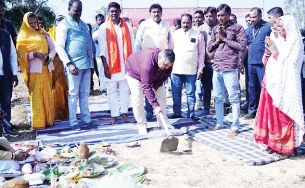 पर्यटन मंत्री ने किया स्कूल भवन का भूमिपूजन