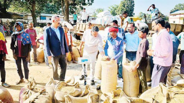 प्रभारी सचिव ने किया धान उपार्जन केन्द्रों का निरीक्षण