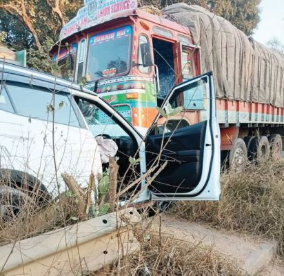 ट्रक और कार के बीच टक्कर
