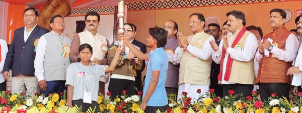 पूवर्ती के खिलाड़ी विजय डोडी और ओरछा की सलोनी बने मशाल वाहक