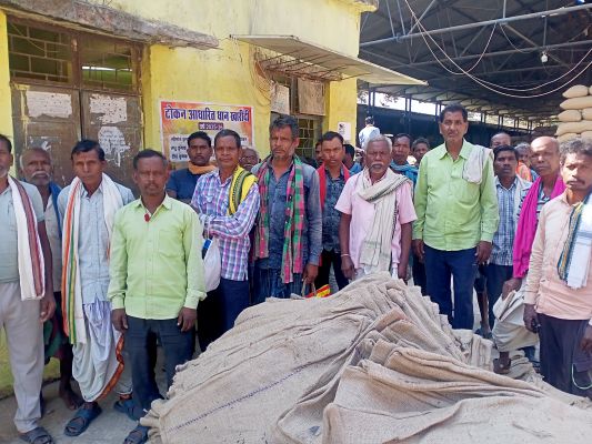 ऑफ लाइन टोकन के लिए सैकड़ों किसान लाइन में