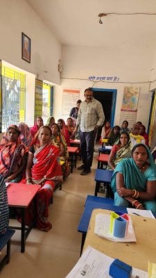 साक्षरता महापरीक्षा में सास-बहू, पति-पत्नी व देवरानी-जेठानी ने उत्साह से दिलाई परीक्षा