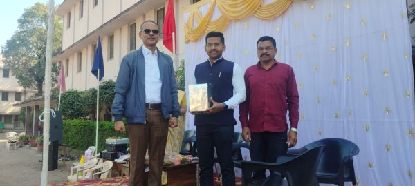 डीएसपी चयनित वेसलियन हिन्दी मीडियम के पूर्व छात्र तुषार का सम्मान