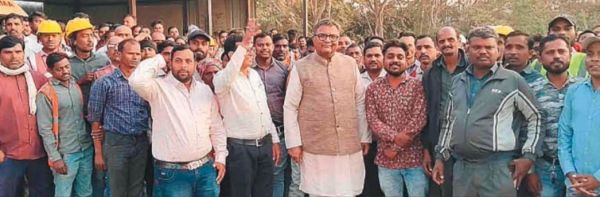 समझौते को लागू करने मजदूर कर रहे आंदोलन