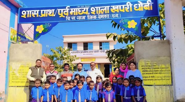 विद्यालय परिसर के मुख्य प्रवेश द्वार पर विद्यालय का नाम लिखाकर पट्टिका लगवाया 