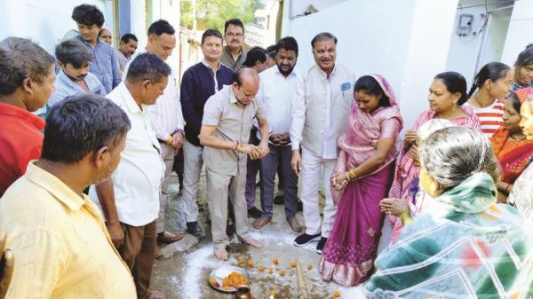 सीसी रोड व यात्री प्रतीक्षालय निर्माण कार्य के लिए भूमिपूजन