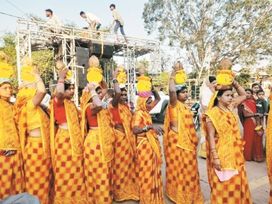 कलश यात्रा के साथ भागवत कथा शुरु