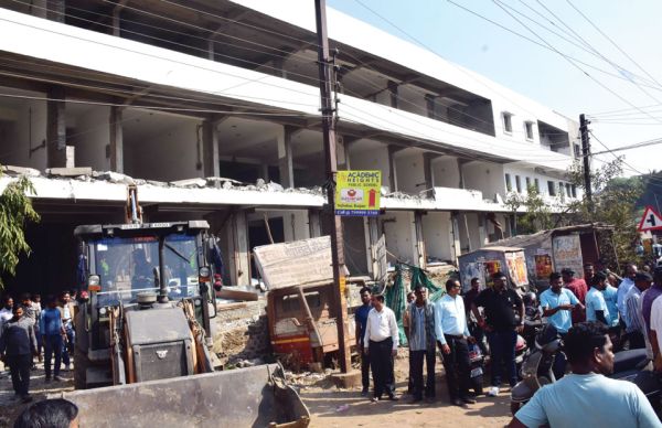 आवासीय नक्शे पर कॉप्लेक्स ताना, तोडऩे पहुंचा निगम अमला, जोन अध्यक्ष पहुंचे तो कार्रवाई रूकी