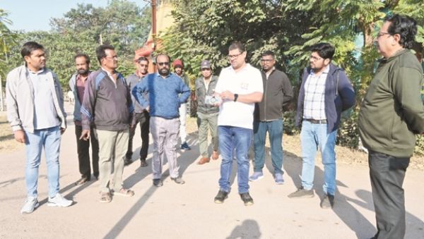 निगम आयुक्त ने नवनिर्मित सडक़ व इंडोर स्टेडियम का किया निरीक्षण