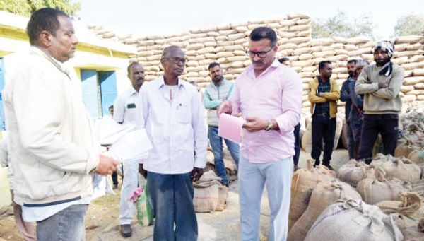 कलेक्टर ने उपार्जन केन्द्रों का किया निरीक्षण