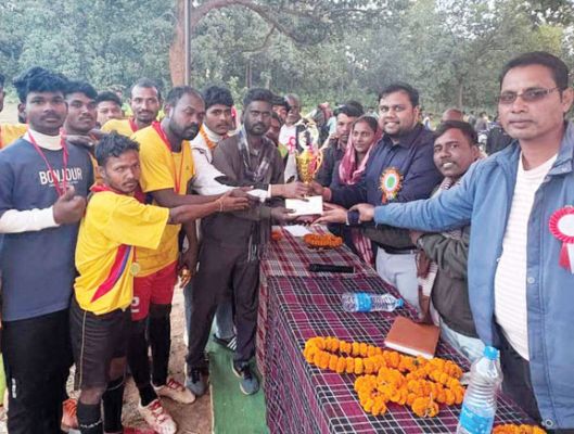 फुटबॉल: कर्रा की टीम विजयी