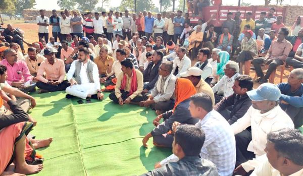 लोरहसी धान खरीदी केंद्र में किसानों का फूटा गुस्सा