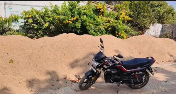 पंचायत परिसर में 15-20 ट्रैक्टर रेत डंप!