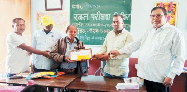 मिडिल स्कूल कसहीबाहरा में रक्त समूह परीक्षण शिविर