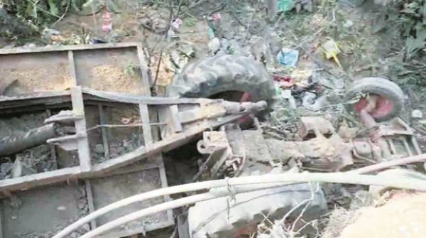 रेत से भरी ट्रैक्टर पलटी, 7 मजदूर दबे