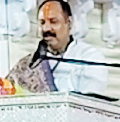 मुस्कान का दें उपहार- प्रदीप मिश्रा