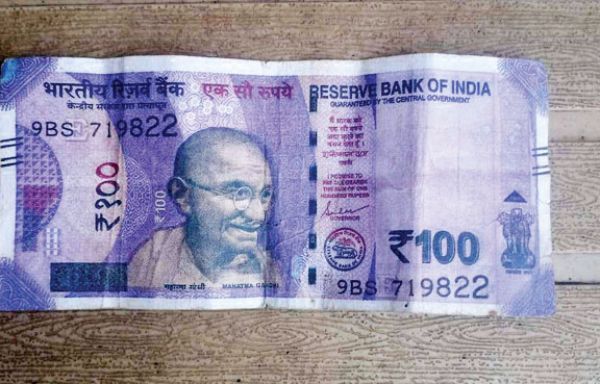 दुकानदार को सौ रुपये का नकली नोट मिला!