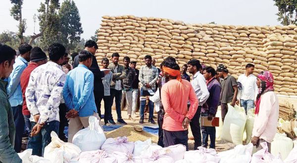 रामचंद्रपुर-विजयनगर उपार्जन केंद्र में कलेक्टर का औचक निरीक्षण