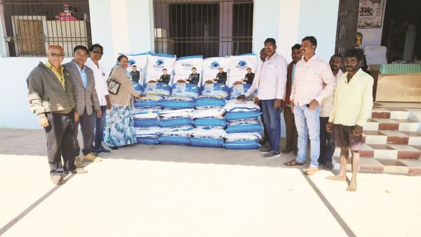 पशु आहार का वितरण