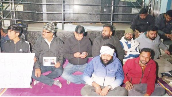 युवक की गिरफ्तारी पर वार्डवासी धरने पर