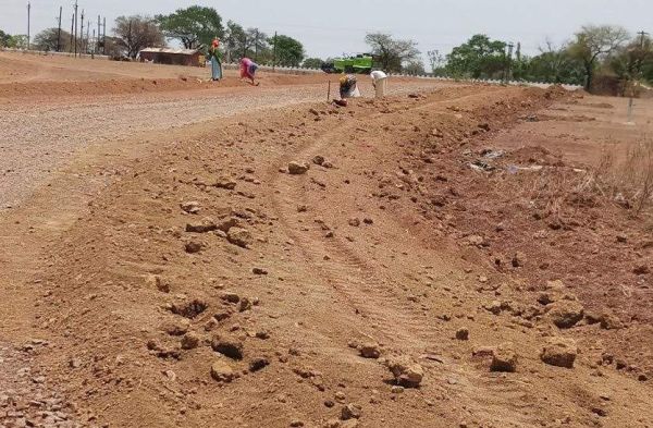 बिना रॉयल्टी के 10 फीट तक गहरा खोद दिया तालाब