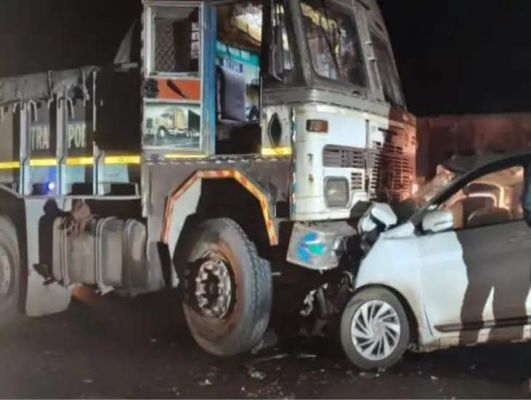 खड़े ट्रक में जा घुसी कार, दो युवकों की मौत