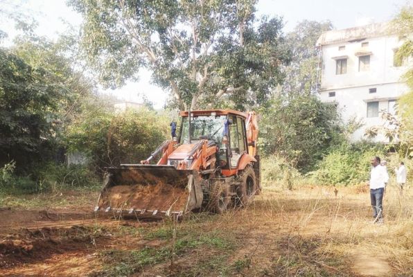 कब्रिस्तान और खेल मैदान में चला सफाई अभियान