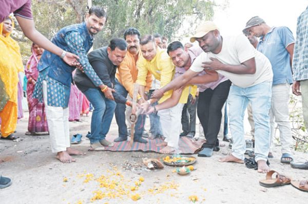 वार्डों में सीसी रोड का भूमिपूजन