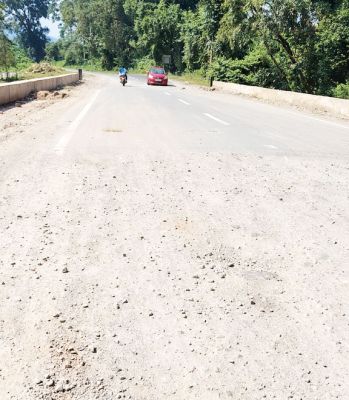 किरंदुल-दंतेवाड़ा सडक़ दर्जनों जगह उखड़ी, गड्ढों से हादसे का खतरा