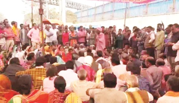 तमनार में 14 गांव के लोगों का तीसरे दिन भी धरना