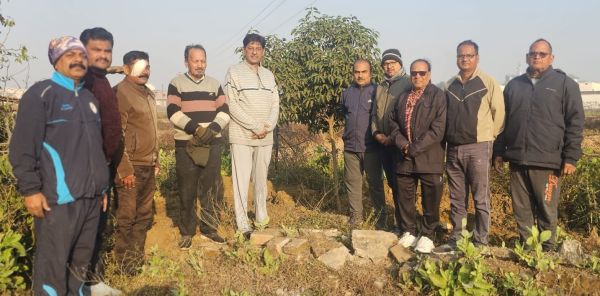 ​आरएसएस स्वयंसेवकों ने पांच पेड़ों को दूसरी जगह किया शिफ्ट