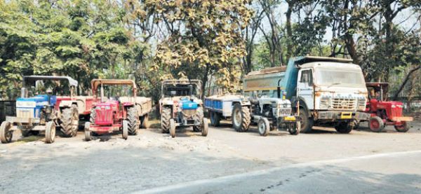 रेत के अवैध परिवहन में लगे 9 ट्रैक्टर जब्त 